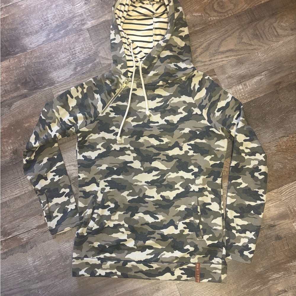 Women’s Camouflage Hooded Sweatshirt Size Medium